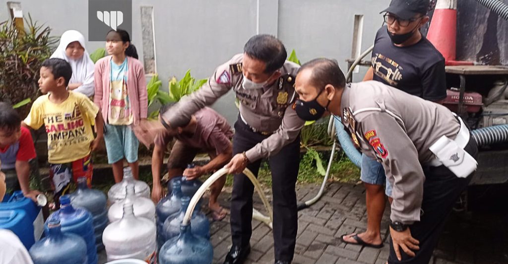 Satlantas Polresta Malang Kirim Dua Tangki Air Bersih Ke Perumahan City