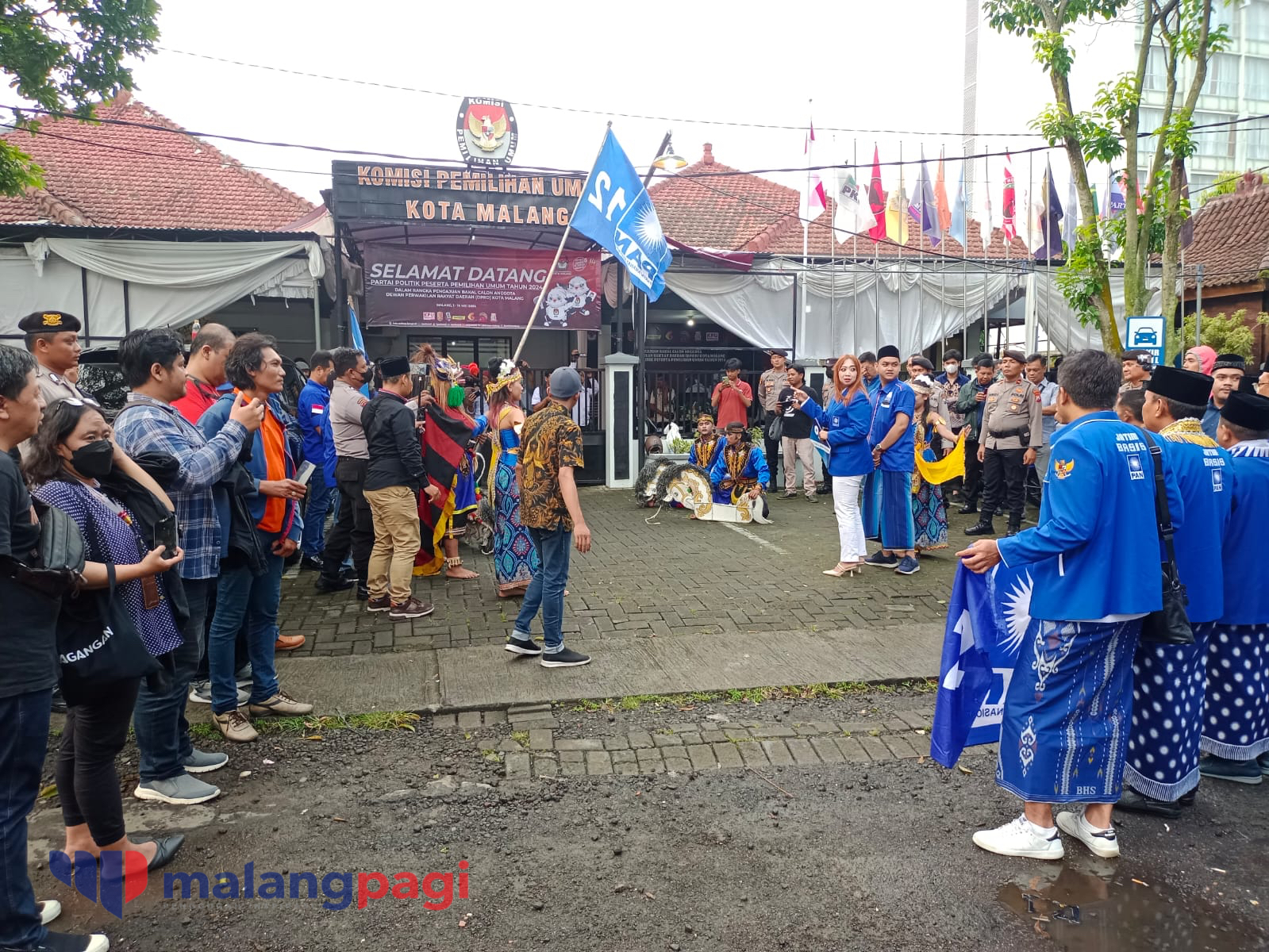 Daftarkan Bacaleg Pan Kota Malang Datangi Kpu Dengan Arak Arakan