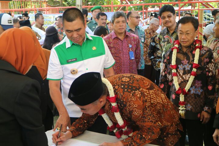 Mendiknas Resmikan Fasilitas Pembangkit Tenaga Surya dan Lab SMAN 8 Malang