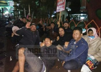 Dinilai Kebijakan Pemkot Batu Mentah, 30 Orang PKL Tidur Di Alun-alun Kota Batu