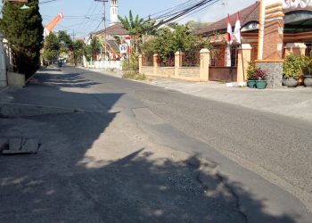 Jalan Rusak dan Berlubang Di Jalan Simpang Grajakan Belum Di Perbaiki, Ini Kata Warga