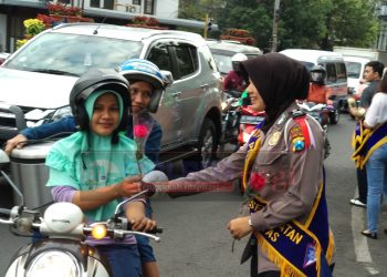 Sat Lantas Polres Malang Kota Bagi-bagi Helm
