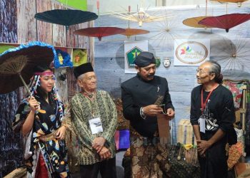 Mbah Rasimun Membuat Kerajinan Payung Dimulai Tahun 1945