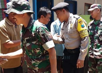 Kepedulian Babinsa Ditunjukkan Dengan Pengecetan Rumah Milik Nursiah