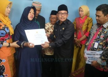 Takziah Ke Rumah Duka ASN Dishub, Wali Kota Malang Menyerahkan Santunan Dan Klaim Asuransi