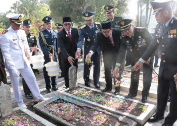 Sutiaji Tabur Bunga di Ebesnya Arek Malang, (alm) Sugiyono Walikota Malang periode 1973-1983