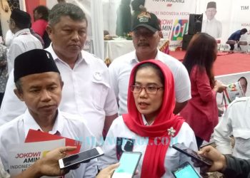 “Katakanlah Hari Ini, 1000 Kali Survei. Pak Jokowi Menang, Kita Tidak Boleh Tidur, Tidak Boleh Lengah,” tegas Untari