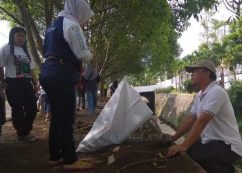 Peringati Hari Toleransi Internasional, Tim Sabers Pungli Bersama DLH Kota Batu membersihkan Sungai