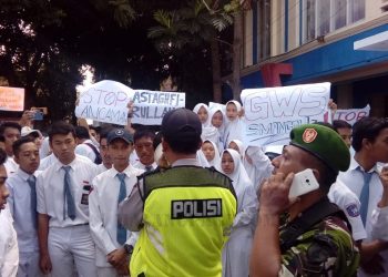 Demo Ratusan Siswa SMA Negeri 1 Gondanglegi