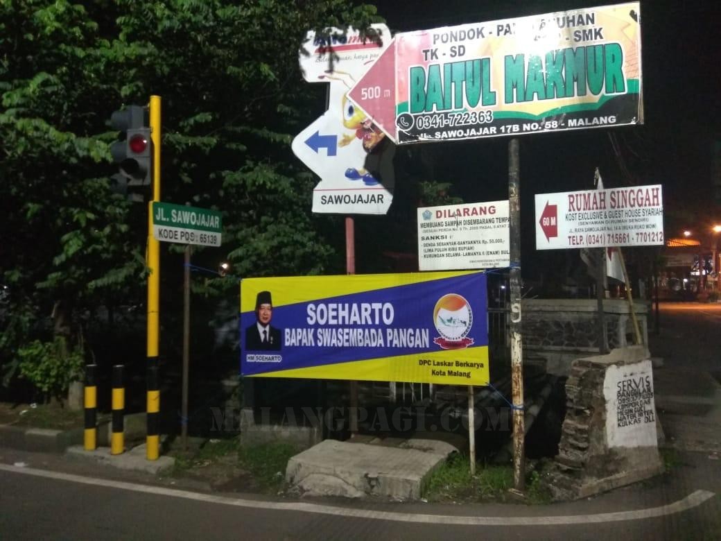 Spanduk Pinggir Jalan