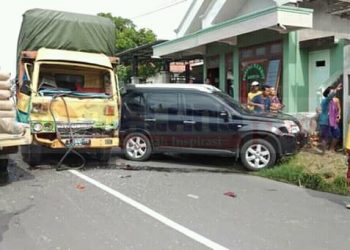 Akibat Mengantuk, Truk Muatan Snak Hantam Mini Bus Di Jalur Galis