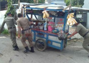 Satpol PP Tertibkan PKL Di RSU Dr. Muhammad Zyn Sampang