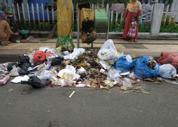 Pedagang Mengeluh, DinasTerkait Biarkan Sampah Menumpuk Di Pasar 17 Agustus Pamekasan
