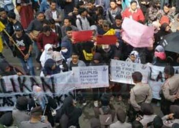 Dugaan Pencabulan Terhadap Murid SD, Kantor Diknas Kota Malang Di Demo