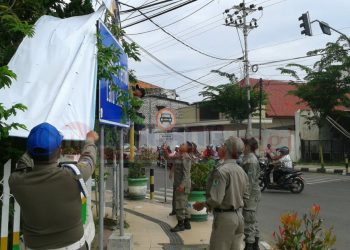 Satpol PP Pamekasan, Tertibkan Papan Reklame Di Pinggir Jalan