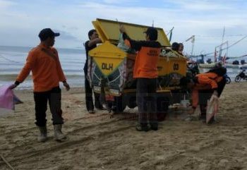 Warga Di Sekitar Pantai Jumiang Bersih-bersih Sampah