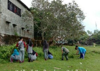Hindari Demam Berdarah, Koramil 0826/02 Bersama Babinsa Dan Siswa Sekolah Kerja Bakti