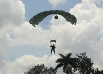 Berharap Anaknya Menjadi TNI, Setelah Melihat Prajurit TNI-AU Latihan Terjun Payung