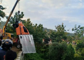 Kurang Konsentrasi Di Jalan, Mobil Pick Up Terperosok Dalam Jurang