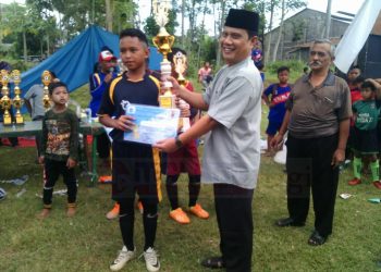 Musholla Alhamidi Bakal Diperbaiki, Ini Kata Politisi PDIP Asal Gondanglegi Usai Serahkan Piala