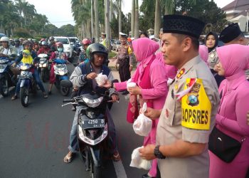 Kapolres Makota Bagi Takjil dan Santuni 50 Anak Yatim Piatu