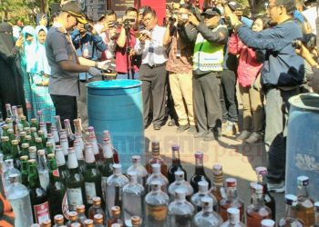 1.418 Botol Miras Dimusnahkan Bersamaan Dengan Gelar Pasukan Operasi Ketupat Semeru 2019