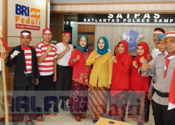 Kenang Para Pejuang, Layani Pemohon SIM dengan Kenakan Pakaian Adat