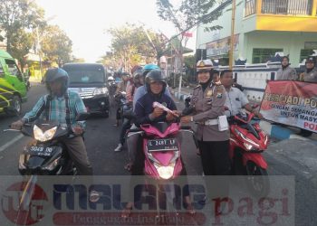 Peringati HUT Polwan ke 71, Polres Sampang Bagikan Bunga pada Pengendara