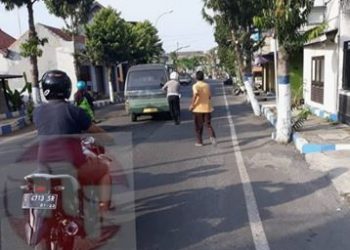 Kepedulian Perwira Lantas Dorong Mobil Penumpang yang Mogok