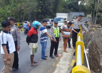 Warga Gampingan Ini Nekat Terjun dari Jembatan Kali Brantas