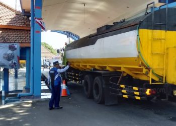 Petugas Gabungan Sasar Kendaraan Berat di Jalan Raya Singosari 