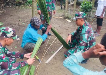 TNI Membantu Pembuatan Atap Rumah dari Daun Pohon Sagu