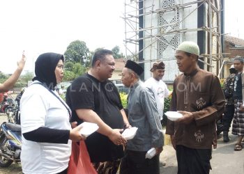 Jumat Barokah, Mas Gaguk Bagikan Nasi Kotak