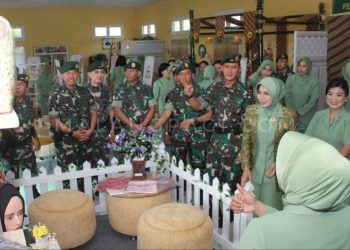 Pangdivif 2 Meresmikan Sentra Griya Kriya Persit KCK Koorcab Divif 2 PG Kostrad