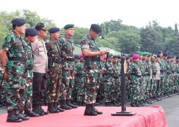 Pangdivif 2 Kostrad Menghadiri Apel Gabungan TNI-Polri di Kogartap III Surabaya