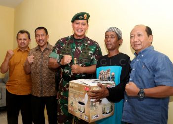 Pangdivif 2 Kostrad Serahkan Kunci Bedah Rumah pada Khozin