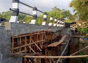 Pengerjaan Jembatan Pamotan Dampit Asal-asalan