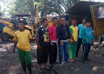 UPT Kebersihan Singosari Bersihkan Sampah Menggunung di TPS Pujasera Lawang