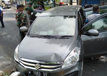 Sigap, Prajurit Yonarmed 1 Roket Membantu Korban Kecelakaan