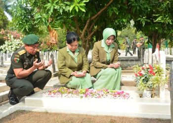 Peringati Hari Juang, Divif 2 Kostrad Laksanakan Ziarah ke TMP Untung Suropati Malang