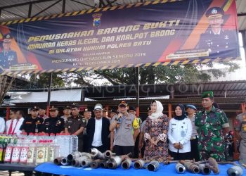 Gelar Apel Pasukan Pengamanan Operasi Lilin Semeru 2019 Diwarnai Pemusnahan Barang Bukti