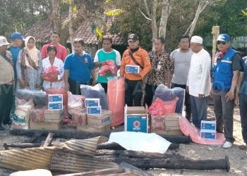 Pasca Kebakaran, Dinsos Bersama BPBD Kabupaten Sampang Berikan Bantuan
