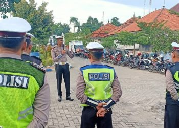 Hari Perdana, Kasat Lantas Polres Sampang Pimpin Apel Pagi
