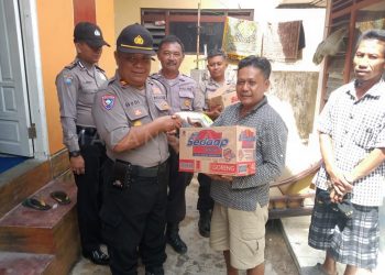 Pasca Bencana Angin Puting Beliung, Kapolres Sampang Berikan Bantuan