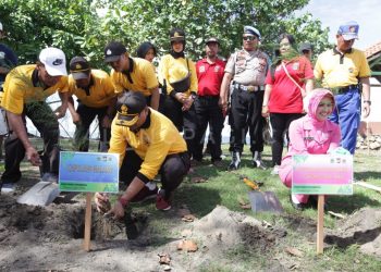 Polres Malang Tanam Ribuan Pohon Cemara Udang di Pantai Ungapan