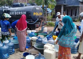 Bantu Keluhan Warga, Polres Malang Salurkan Air Bersih