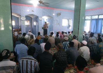 Salat Jumat Bersama Warga, Kapolsek Torjun Berikan Pesan
