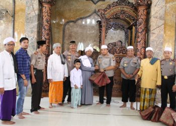 Jumat Keliling, Kapolres Sampang Berikan Tali Asih pada Takmir