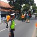 Antisipasi Bencana Alam, Polres Sampang Lakukan Pemangkasan Pohon