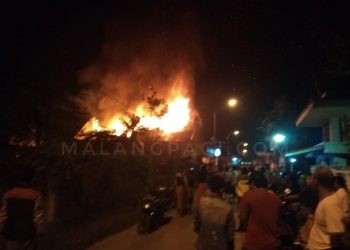 Kapolsek Karang Penang Bantu Padamkan Kebakaran Toko Basmalah